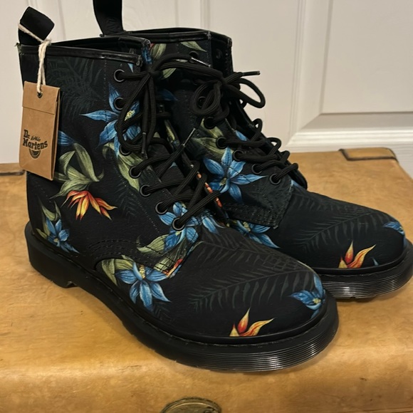 Dr. Martens Shoes - NWT Dr. martens castel combat boots black floral
Size 9